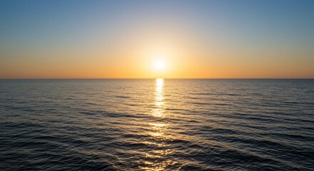 Obraz premium Golden Sunset Over Calm Ocean: A Serene Seascape