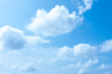 Obraz premium Serene Blue Sky with Fluffy White Clouds Natural Summer Daytime Background