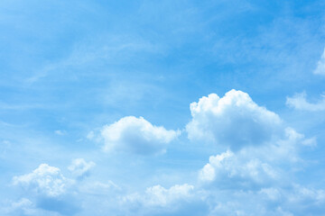 Obraz premium Serene Summer Sky Fluffy White Clouds Against a Vibrant Blue Heaven