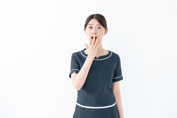 エステティシャン　驚く女性