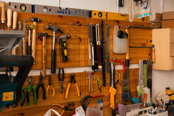 Taller de carpintería pequeño con herramientas organizadas en la pared
