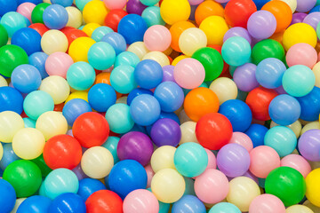 子供達が楽しく遊ぶカラフルなボールプール