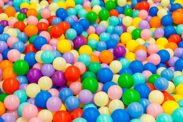 子供達が楽しく遊ぶカラフルなボールプール