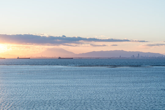 工業地帯と夕陽が美しい日本の東京湾の風景