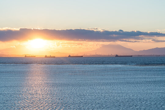 工業地帯と夕陽が美しい日本の東京湾の風景