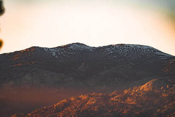 Montañas con nieve al atardecer