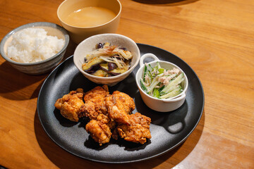 唐揚げと副菜のボリューム定食