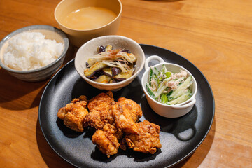 唐揚げと副菜のボリューム定食