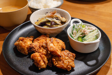 唐揚げと副菜のボリューム定食