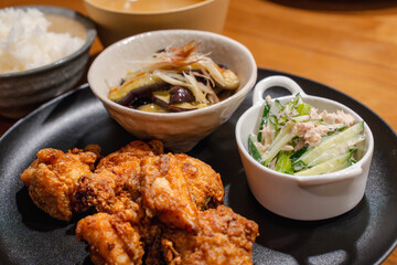 唐揚げと副菜のボリューム定食