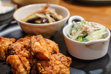 唐揚げと副菜のボリューム定食