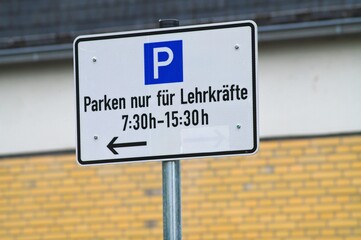 Parking sign for teachers in german indicating permitted parking time