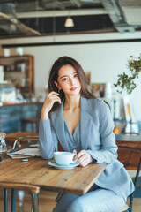 女性, ビジネス,職場, 人々, 女性実業家, オフィス, コンピュータ, ノートパソコン, 学生, 人, 笑みを浮かべている, 笑う, セッション, コーヒー, デスク, 買物, カフェ, 屋内の, 仕事, くだけた, 美しさ, 仕事, 13歳から19歳の, テーブル, レストラン女, 人々, ビジネス, 女性実業家, 笑みを浮かべている, 人, 笑う, 美しさ, オフィス, 買い物する, 1,