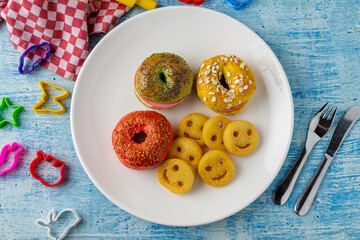 Mini bagels with salami, cheese and prosciutto served with fries, ketchup and mayonnaise