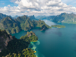Obraz premium Aerial view of khao sok national park's lush landscapes and serene waters in thailand