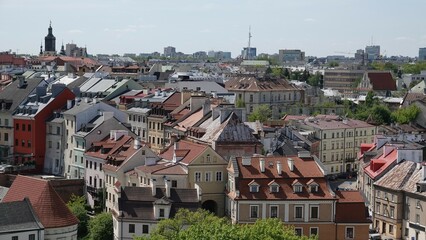 Kolorowe dachy kamieniczek w mieście © tomo81