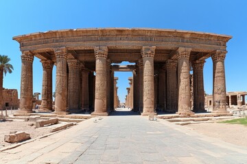 Naklejka premium Egyptian temple columns under blue sky