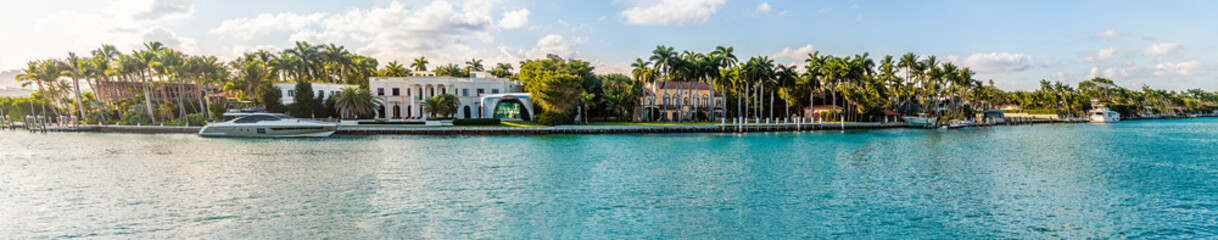 Naklejka premium A panorama view across the southern side of Star Island in Biscayne Bay in Miami in springtime