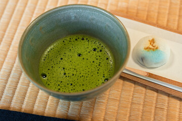 日本の抹茶と和菓子を畳の上で