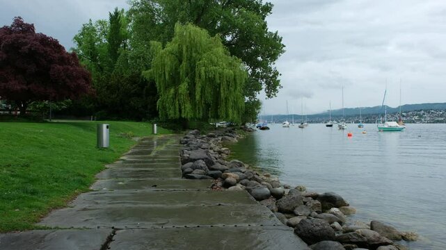 Uferweg am Z&uuml;richsee im Z&uuml;rcher Seefeld, eine Sehensw&uuml;rdigkeit f&uuml;r Touristen uns Spazierg&auml;nger in der Stadt Z&uuml;rich