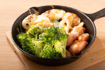 ウィンナーとブロッコリーとちくわのチーズ焼き