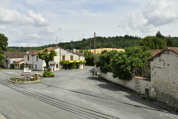 La place du village sous le soleil au bourg de Champagne au Périgord Vert  © Photocolorsteph