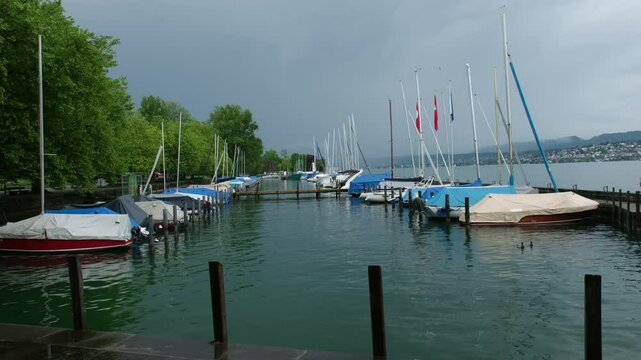 Boote im Hafen Riesbach am Z&uuml;richsee Ufer in Z&uuml;rich. 
