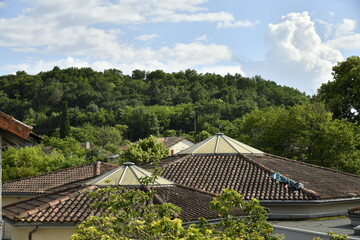 Toit de la mairie et colline boisée au bourg de Champagne au Périgord Vert  © Photocolorsteph