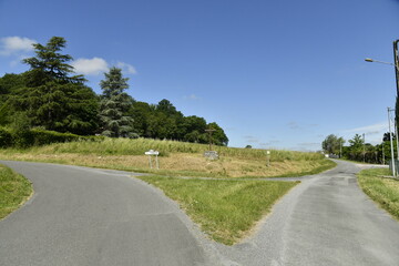 Route de campagne se divisant en deux directions près du bourg de Champagne au Périgord Vert  © Photocolorsteph