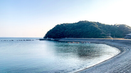 魚見崎海岸の穏やかな海と島々