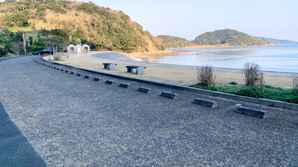 魚見崎海岸の穏やかな海と島々