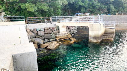 魚見崎海岸の穏やかな海と島々