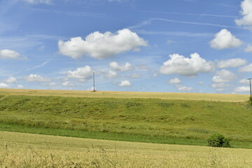 Cumulus de beau temps au dessus des champs et prairies près du bourg de Vendoire au Périgord Vert  © Photocolorsteph
