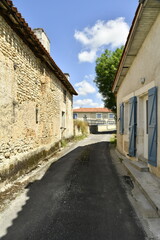 Route étroite entre les vieux murs au bourg de Vendoire au Périgord Vert 
