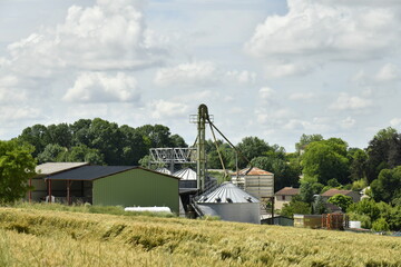 Obraz premium L'un des sites de traitement et stockages à grains près du bourg de Vendoire au Périgord Vert 