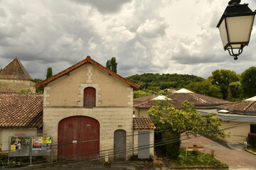 Ciel menaçant au dessus des vieilles fermes typiques au bourg de Champagne au Périgord Vert  © Photocolorsteph