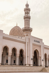 Obraz premium Jamea Sayyida Fatima bint Ali Al Said Mosque is a beautiful and serene place of worship in the Sultanate of Oman, reflecting the nation's rich Islamic heritage and elegant architecture.