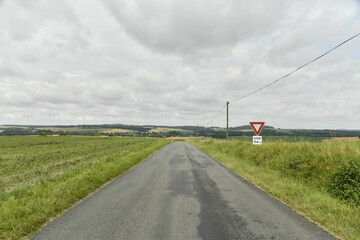 Route de campagne sous un ciel gris près entre Villebois-Lavalette en Charente et le bourg de...