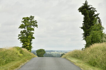 Route de campagne sous un ciel gris près entre Villebois-Lavalette en Charente et le bourg de Fontaine en Dordogne  © Photocolorsteph