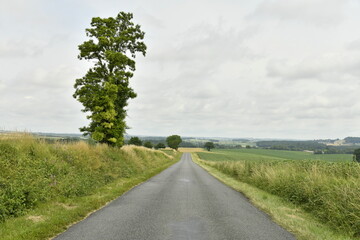 Route de campagne sous un ciel gris près entre Villebois-Lavalette en Charente et le bourg de...