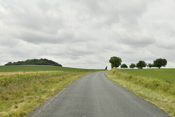 Route de campagne sous un ciel gris près entre Villebois-Lavalette en Charente et le bourg de...