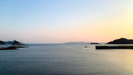 佐世保の夕焼けに染まる海岸風景