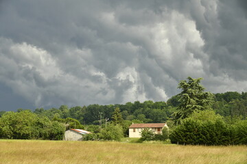Ciel d'orage avec effet lumineux au dessus d'un paysage rural près du bourg de Champagne au Périgord Vert  © Photocolorsteph