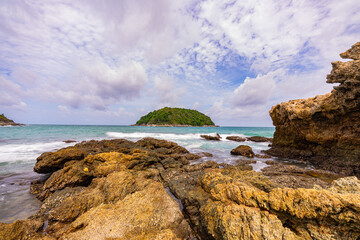 .Around the island there are large rocks surrounding it. When a big wave hits, the water splashes and bursts into tall foam, looking beautiful and frightening. sandbars connect to the island...