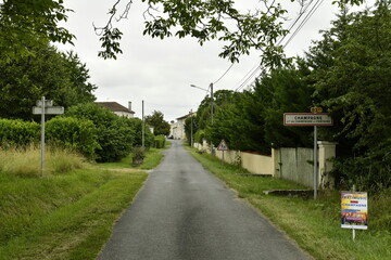 Route de campagne le long de la végétation luxuriante vers le bourg de Champagne au Périgord Vert  © Photocolorsteph
