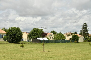 Ciel gris au dessus d'un lotissement en pleine campagne au bourg de Champagne au Périgord Vert  © Photocolorsteph