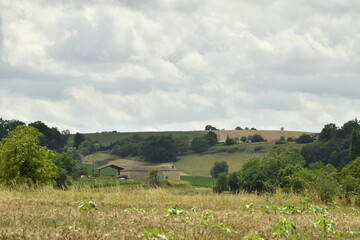 Ciel gris sur un paysage rural aux environs du bourg de Champagne au Périgord Vert  © Photocolorsteph