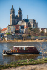 Magdeburger Dom mit Blick auf die Elbe und einem Floß