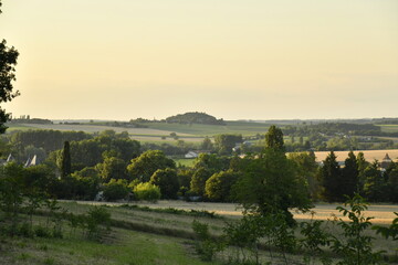 Fototapeta premium Coucher de soleil sur un paysage rural près du bourg de Champagne au Périgord Vert 
