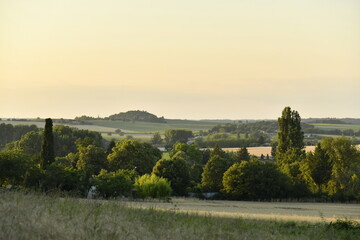 Les derniers rayons du coucher de soleil sur un paysage rural boisé près du bourg de Champagne au Périgord Vert  © Photocolorsteph